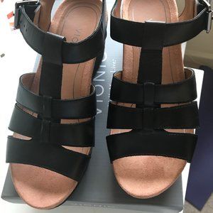 BRAND NEW IN BOX Vionic Tawny II Sandals